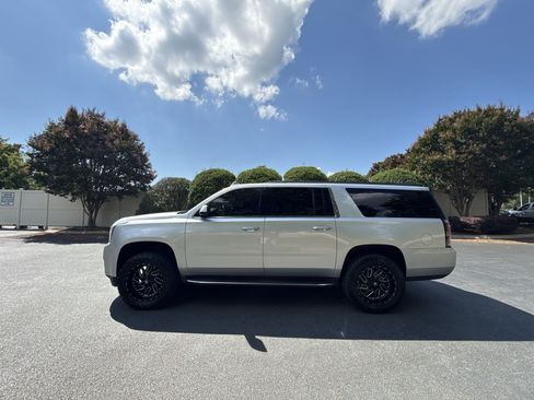 Used 2019 GMC Yukon XL 4WD SLT image 3