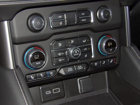 Used 2023 Chevrolet Tahoe 2WD Premier image 9