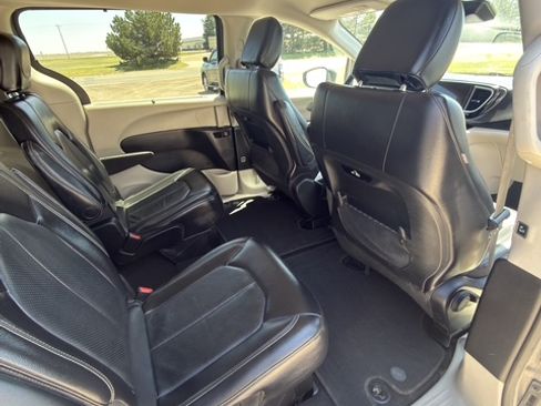 Used 2022 Chrysler Pacifica Touring-L FWD image 13