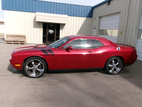 Used 2010 Dodge Challenger R/T image 3