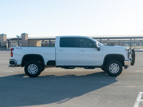 Used 2022 Chevrolet Silverado 2500 LT image 6