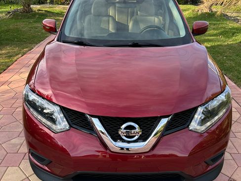 Used 2016 Nissan Rogue SV image 2