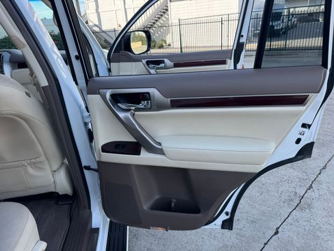 Used 2016 Lexus GX 460 image 29