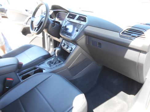 Used 2020 Volkswagen Tiguan FWD image 11