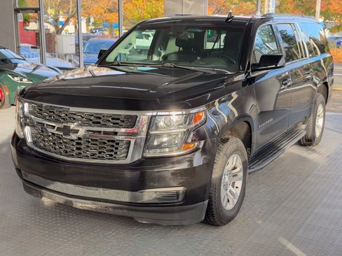 Used 2018 Chevrolet Suburban LT image 3