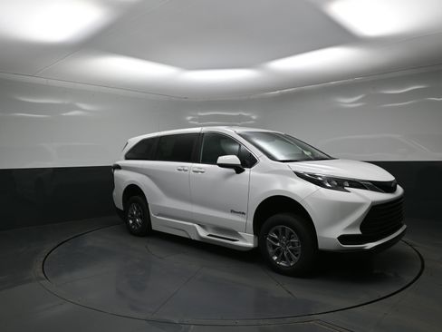 Used 2026 Toyota Sienna LE image 20