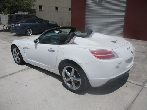 Used 2009 Saturn Sky image 3