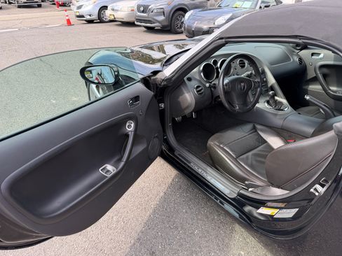 Used 2008 Pontiac Solstice GXP image 2