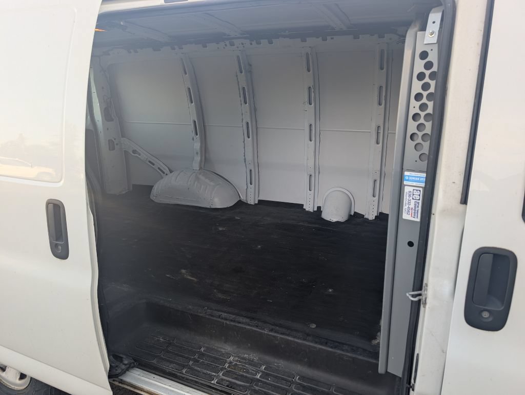 Used 2013 Chevrolet Express 2500 RWD image 9