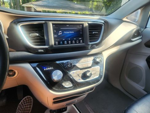 Used 2018 Chrysler Pacifica Touring-L FWD image 17