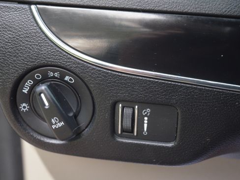Used 2019 Dodge Grand Caravan SXT FWD image 23