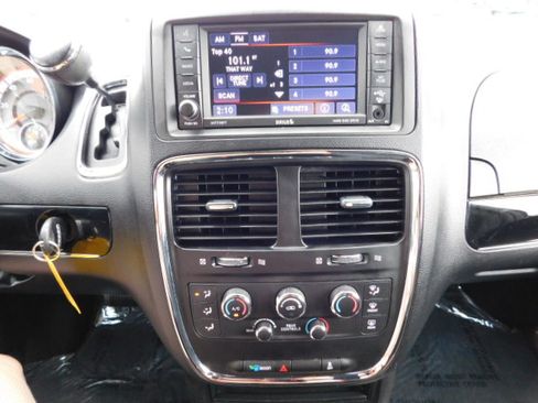 Used 2020 Dodge Grand Caravan SE image 14