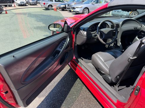 Used 2001 Ford Mustang GT Convertible RWD image 2
