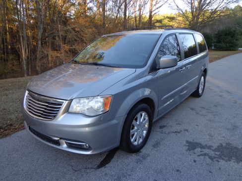Used 2014 Chrysler Town & Country Touring image 1