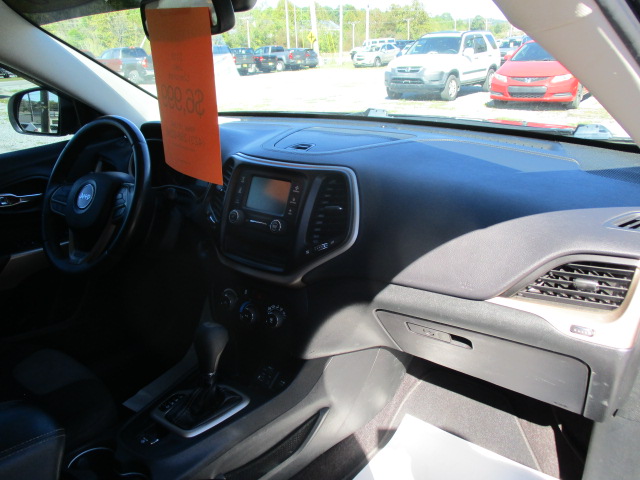 Used 2018 Jeep Cherokee FWD Latitude image 25
