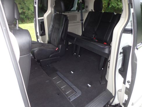 Used 2014 Chrysler Town & Country w/ 25th Anniversary Edition FWD image 13