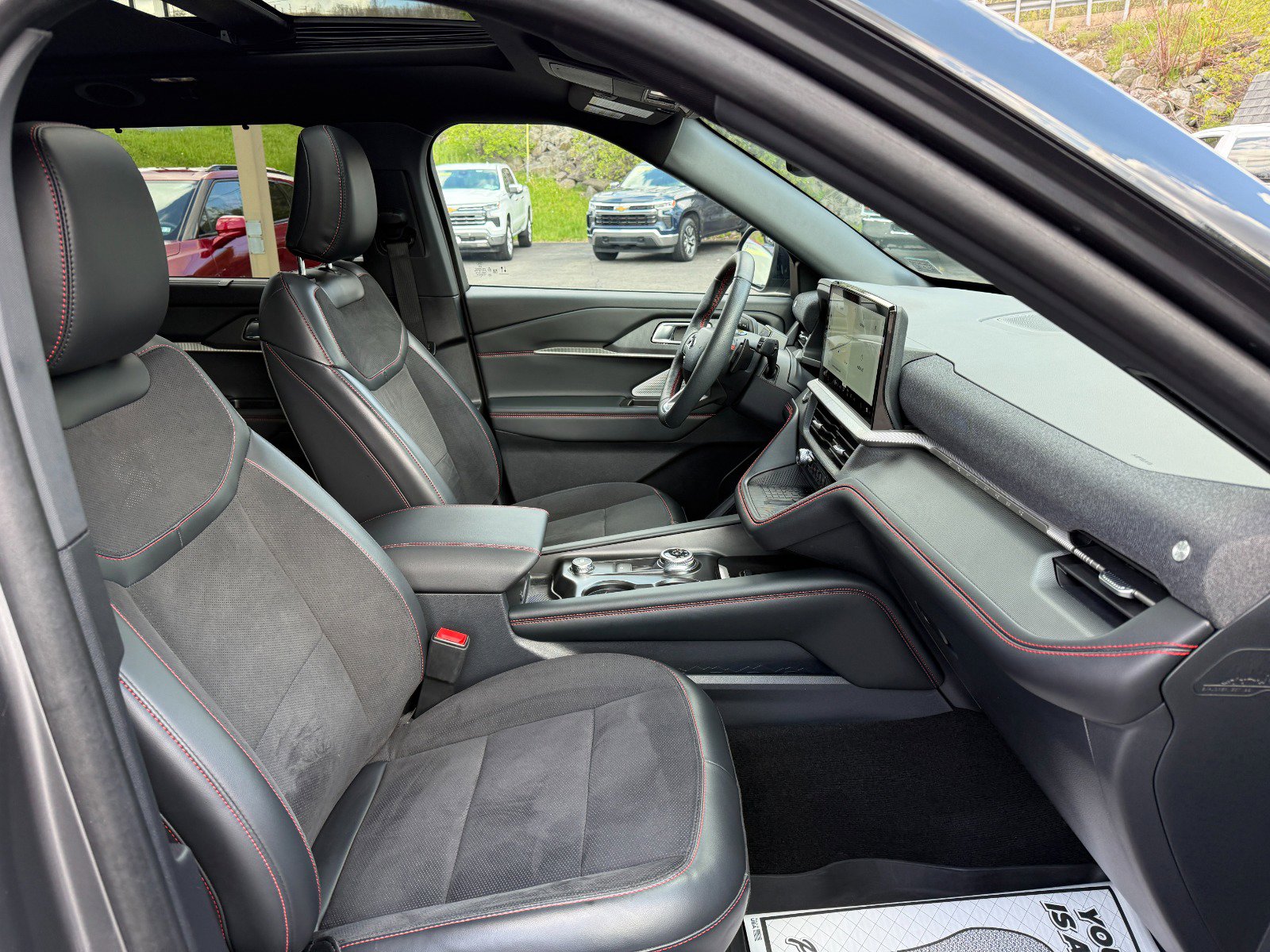 Used 2025 Ford Explorer ST AWD/4WD image 25