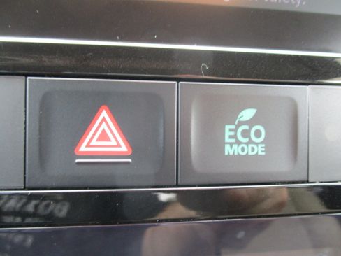 Used 2018 Mitsubishi Outlander 4WD SE image 34
