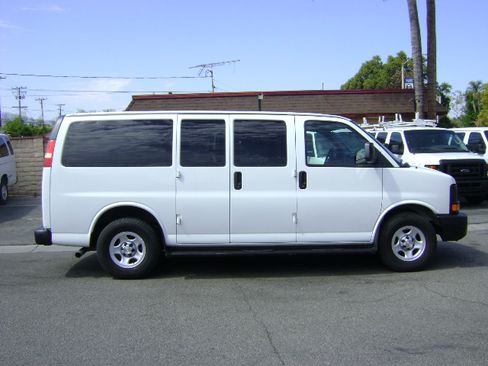 Used 2008 Chevrolet Express 1500 image 2