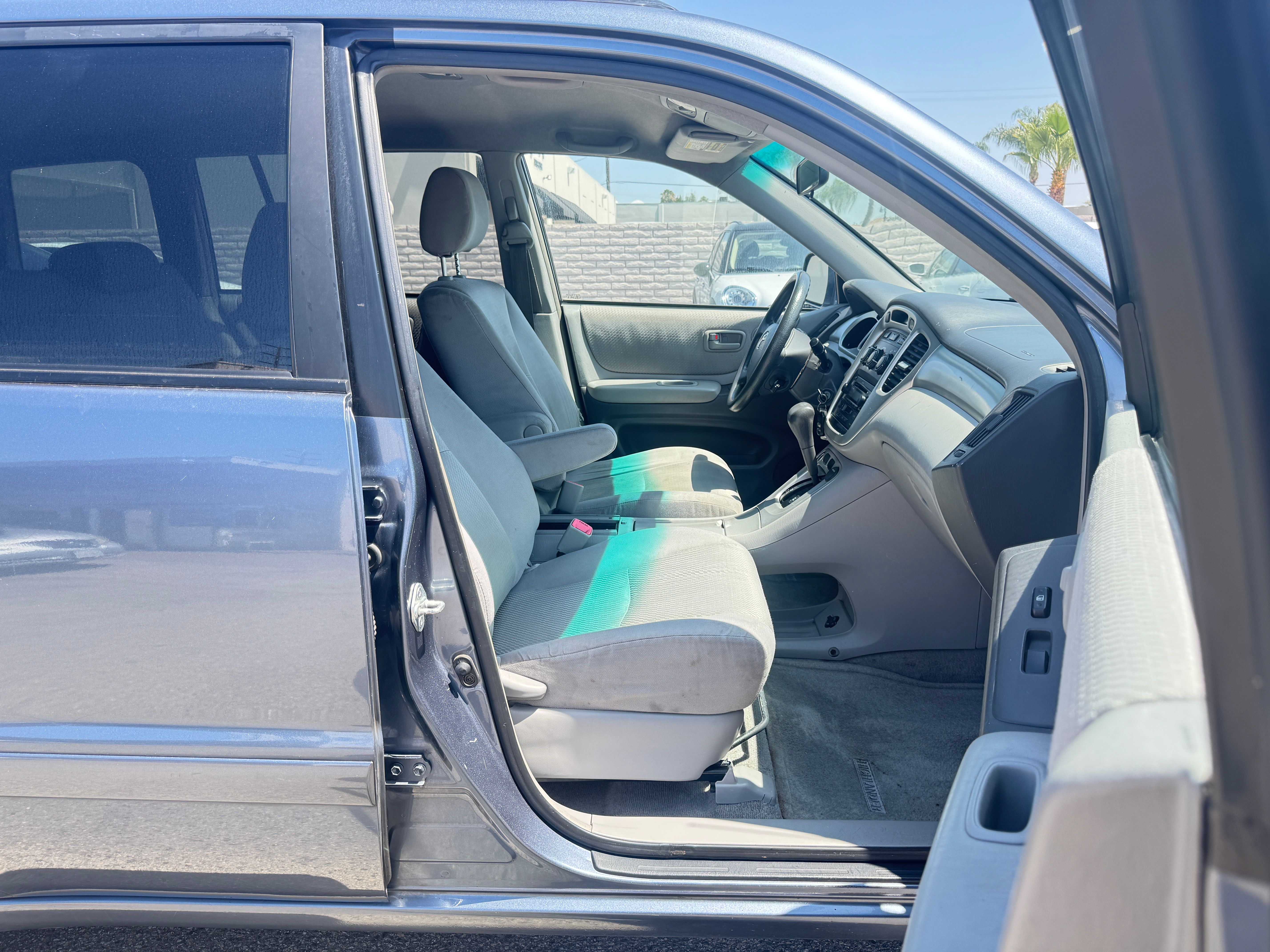 Used 2004 Toyota Highlander w/ 3rd Row FWD image 18