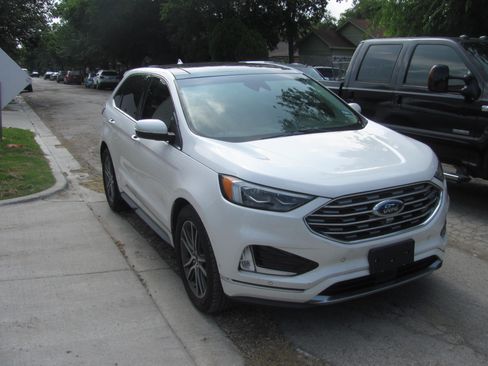 Used 2019 Ford Edge FWD Titanium image 2