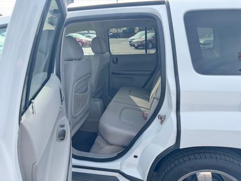 Used 2009 Chevrolet HHR LT image 21
