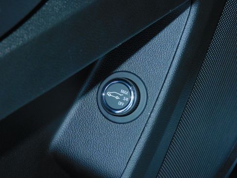 Used 2023 Chevrolet Traverse LT image 17