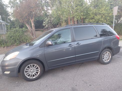 Used 2007 Toyota Sienna XLE image 1