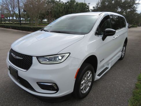 Used 2025 Chrysler Pacifica Select image 18