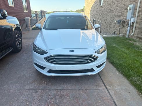 Used 2017 Ford Fusion SE image 2