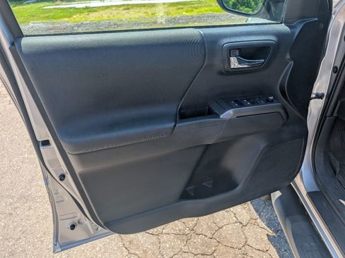 Used 2017 Toyota Tacoma TRD Off-Road image 9