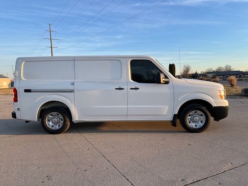 Used 2021 Nissan NV 2500 S image 2