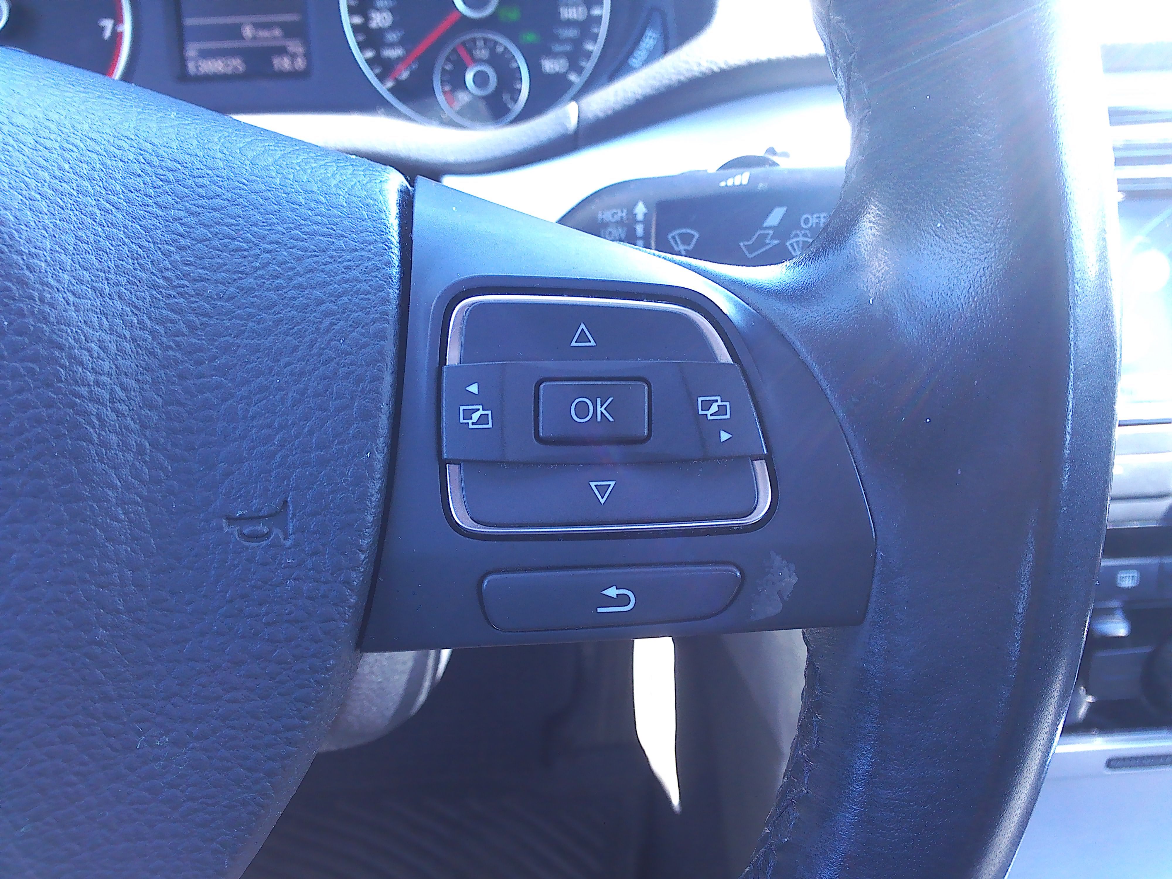 Used 2013 Volkswagen Passat SE FWD image 25