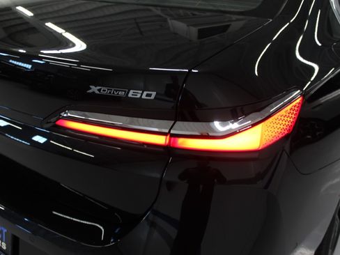 Used 2024 BMW i7 xDrive60 AWD/4WD image 9