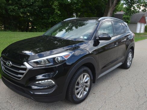 Used 2017 Hyundai Tucson AWD SE image 2