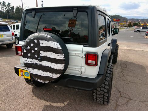 Used 2018 Jeep Wrangler Unlimited Sport image 12