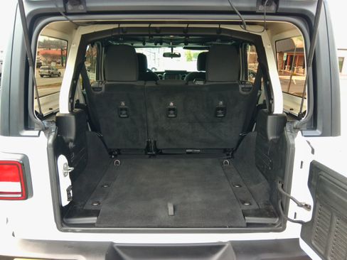 Used 2018 Jeep Wrangler Unlimited Sport image 34