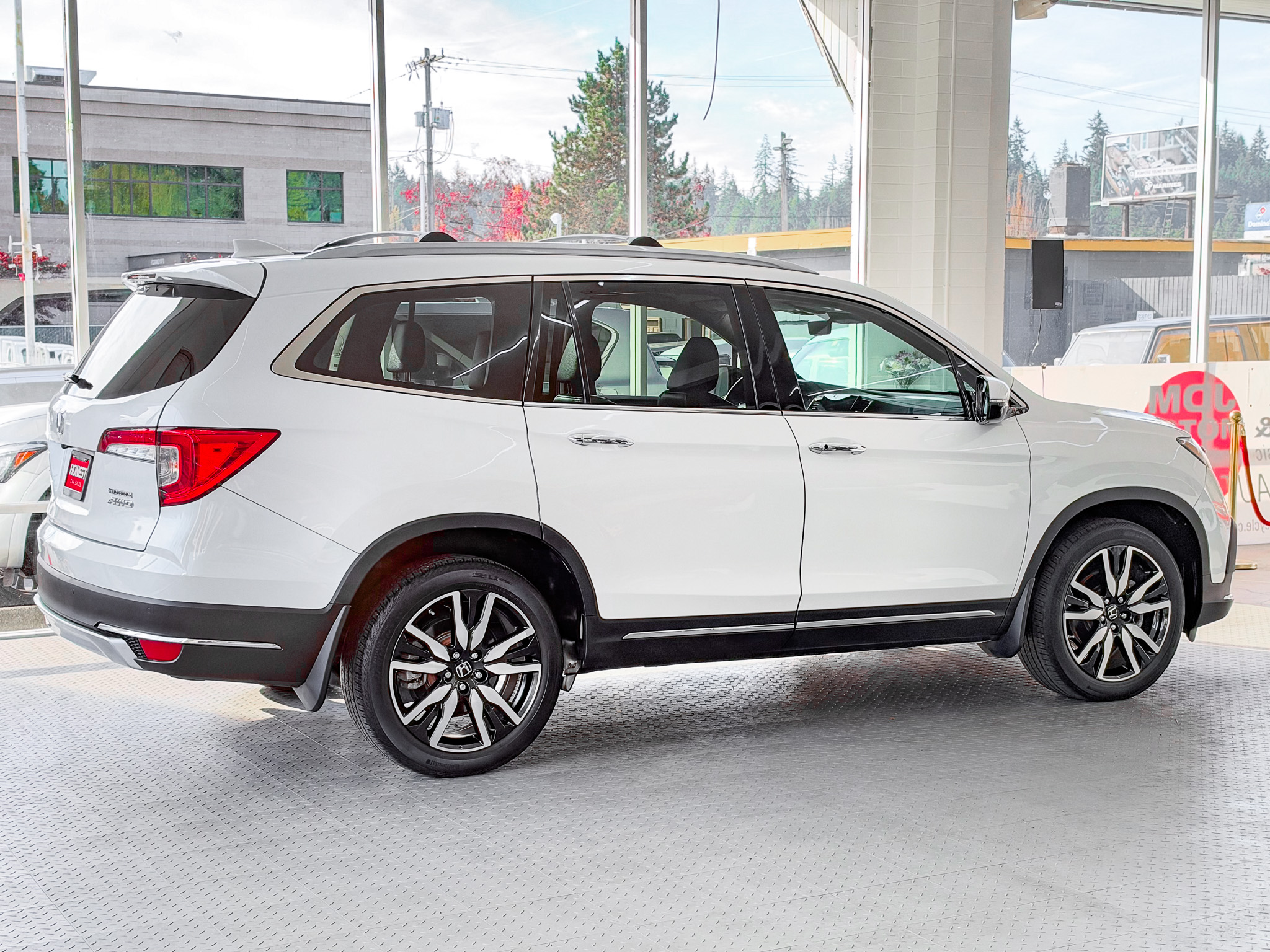 Used 2022 Honda Pilot AWD Touring image 4