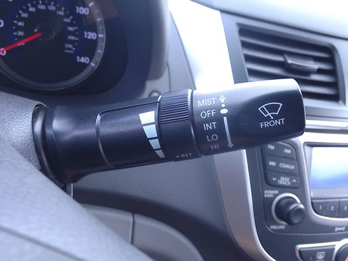 Used 2012 Hyundai Accent GLS image 25