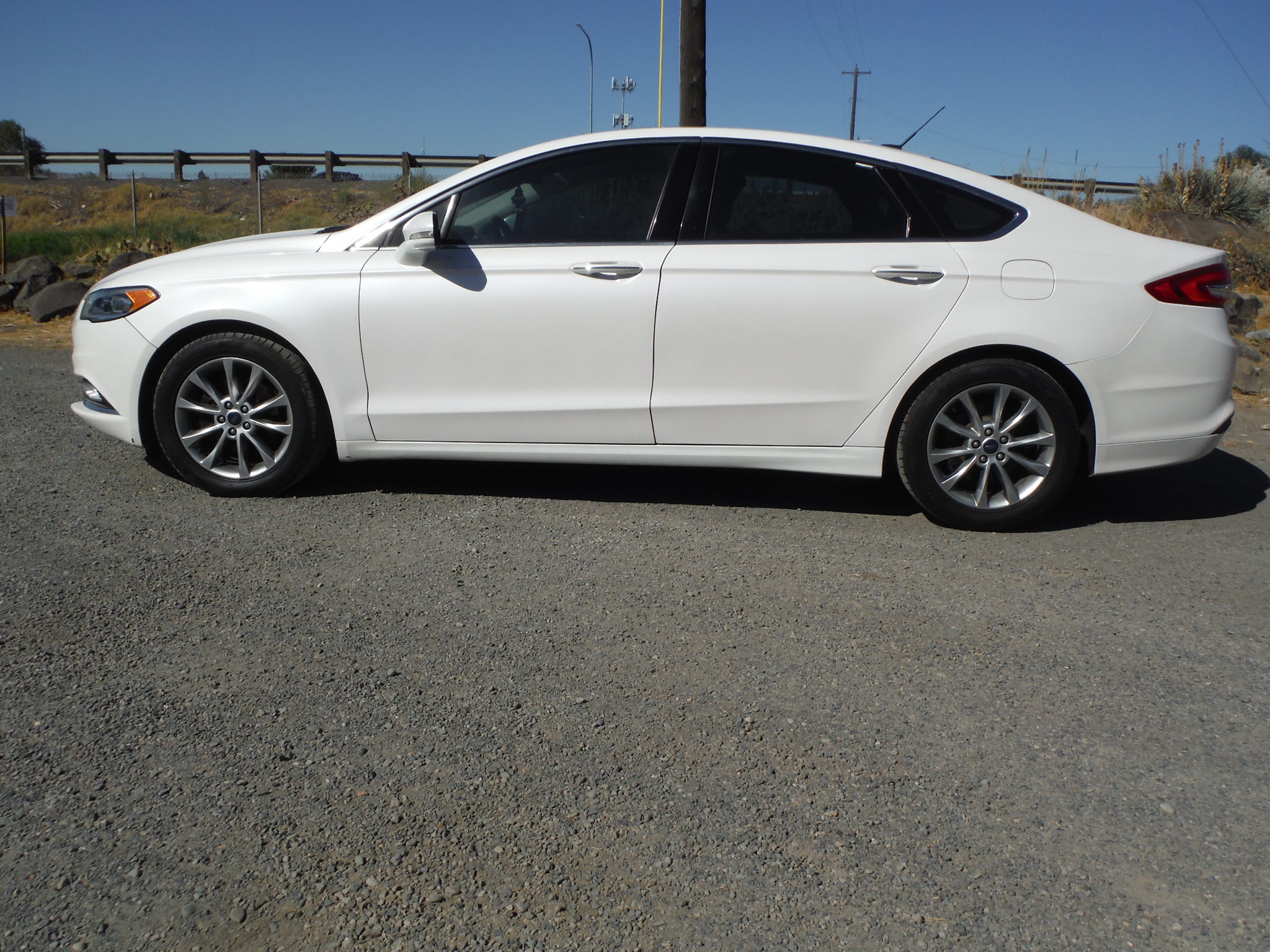 Used 2017 Ford Fusion SE FWD image 2