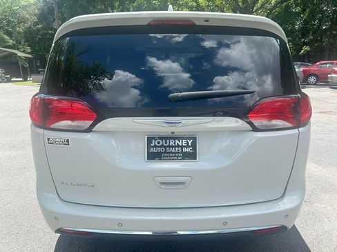 Used 2019 Chrysler Pacifica Touring-L Plus FWD image 4