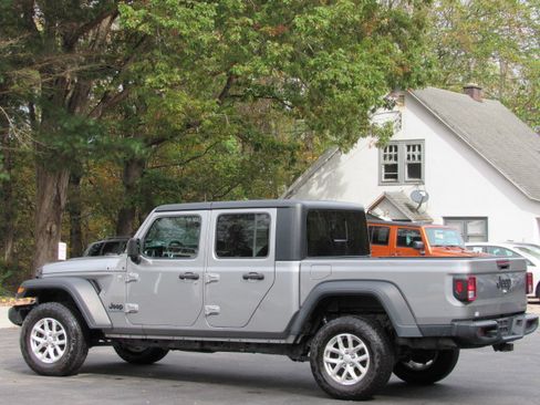 Used 2020 Jeep Gladiator Sport image 7