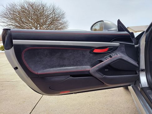 Used 2020 Porsche 718 Boxster Spyder RWD image 74