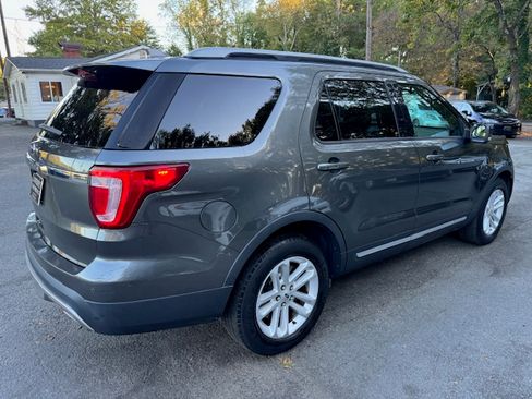 Used 2017 Ford Explorer XLT image 4