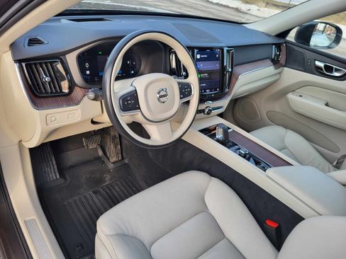 Used 2022 Volvo XC60 B5 Momentum image 11