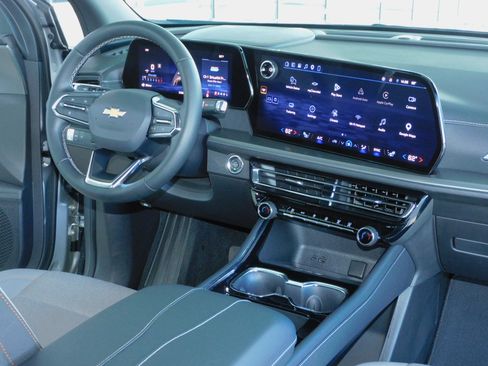 Used 2026 Chevrolet Traverse FWD LT image 25