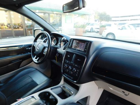 Used 2019 Dodge Grand Caravan SXT image 24