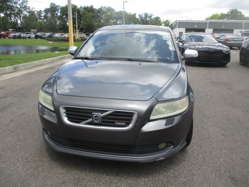 Used 2010 Volvo S40 T5 R-Design image 3