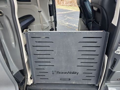 Used 2021 Chrysler Pacifica Touring-L image 23