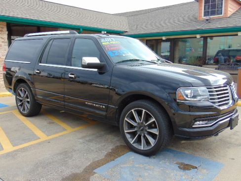 Used 2017 Lincoln Navigator L Reserve image 2
